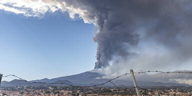 Ätna spuckt 10 Kilometer hohe Rauch-Wolke