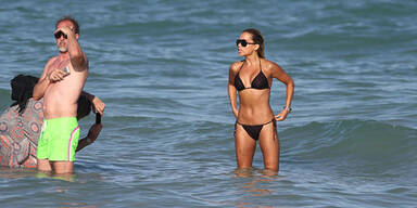 Sylvie Meis relaxt im sexy Bikini