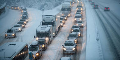Schneechaos Rekordwinter Winterwetter Schneemassen Schnee Winter Autobahn