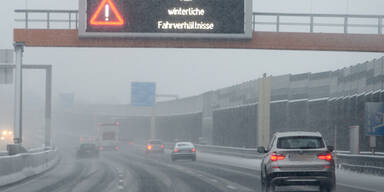 Schnee Winter Autobahn A21 Schneefahrbahn