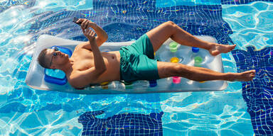 Pool Mann jung Sommer Hitze Baden 