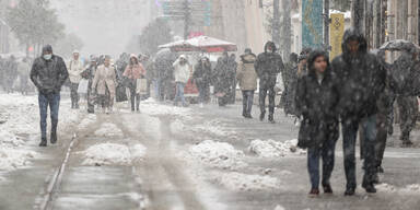 Schnee-Chaos in Istanbul: Autounfälle und Flugabsagen