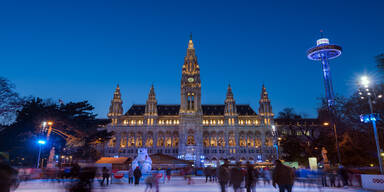 Wiener Rathaus bei Nacht, Winter, Eislaufen