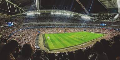https://pixabay.com/de/photos/publikum-fu%c3%9fball-stadion-1866738/