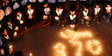 Trauer um die Opfer - Chinesische Schüler halten eine Mahnwache