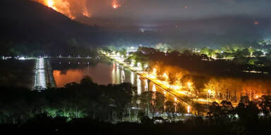 Heftiger Waldbrand wütet bei Bangkok