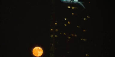 Mondkratzer - Supermond neben DC-Tower in Wien - Foto: Benedek Nagy