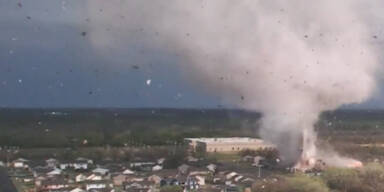 Video zeigt: Tornado zieht Schneise der Zerstörung
