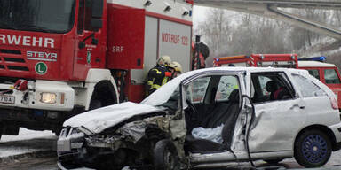 Zahlreiche Unfälle auf Österreichs Straßen